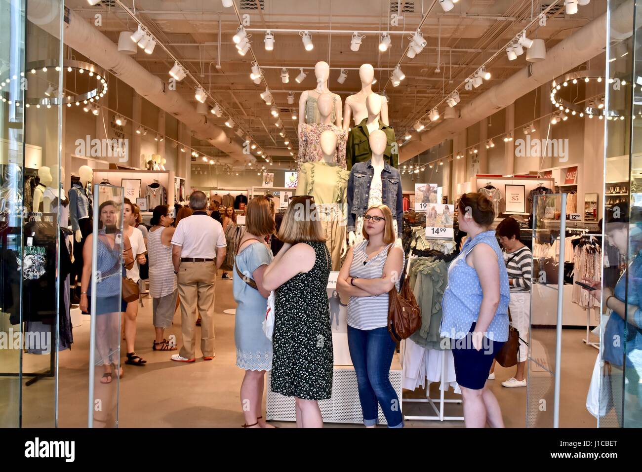 Forever 21 store entrance and interior Stock Photo - Alamy