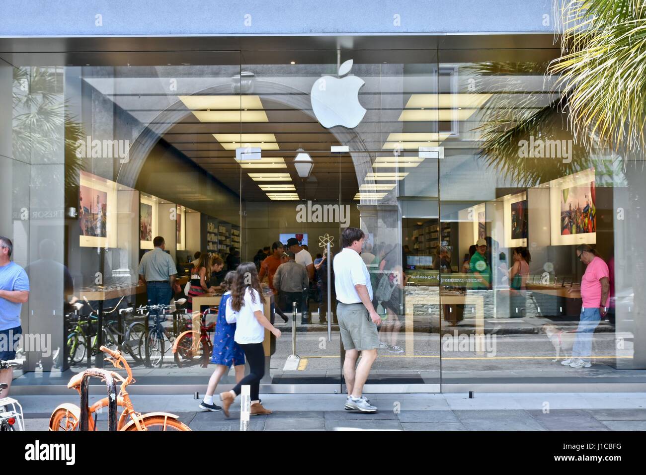 Apple store in dallas hi-res stock photography and images - Alamy