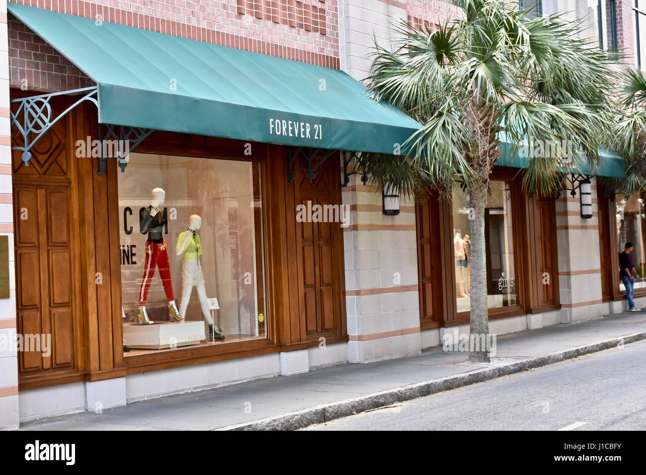 Forever 21 storefront hi-res stock photography and images - Alamy