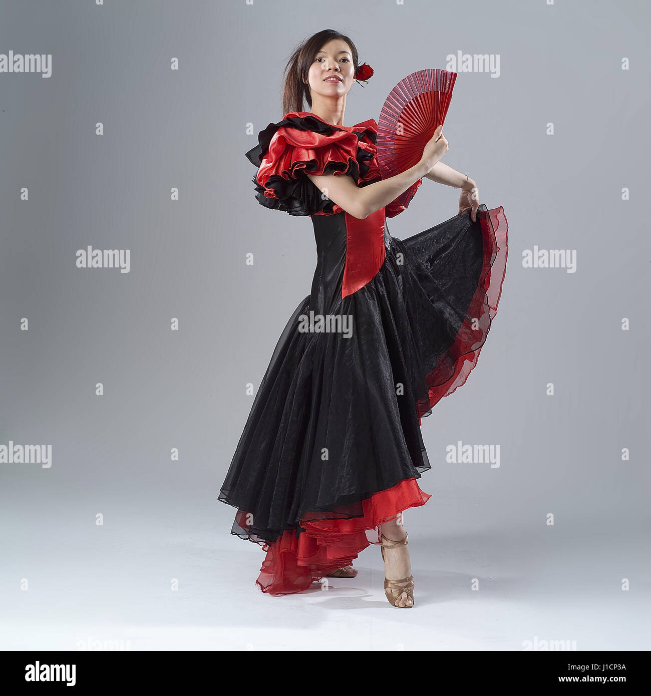 Chinese woman dancing fan hi-res stock photography and images - Alamy