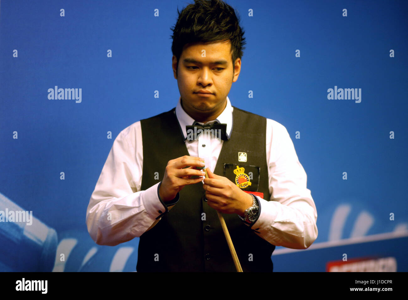 noppon-saengkham-during-day-six-of-the-betfred-snooker-world