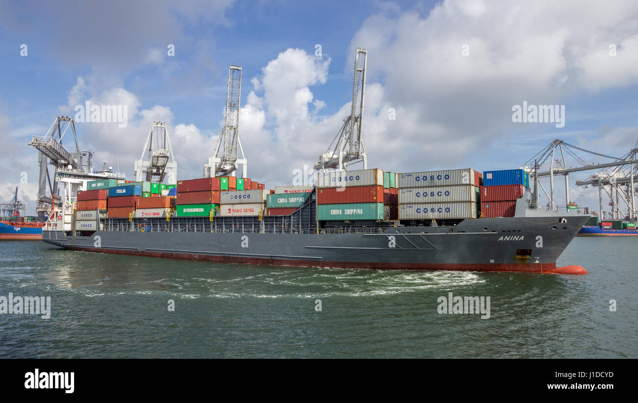 Ship container leaving dock hi-res stock photography and images - Alamy