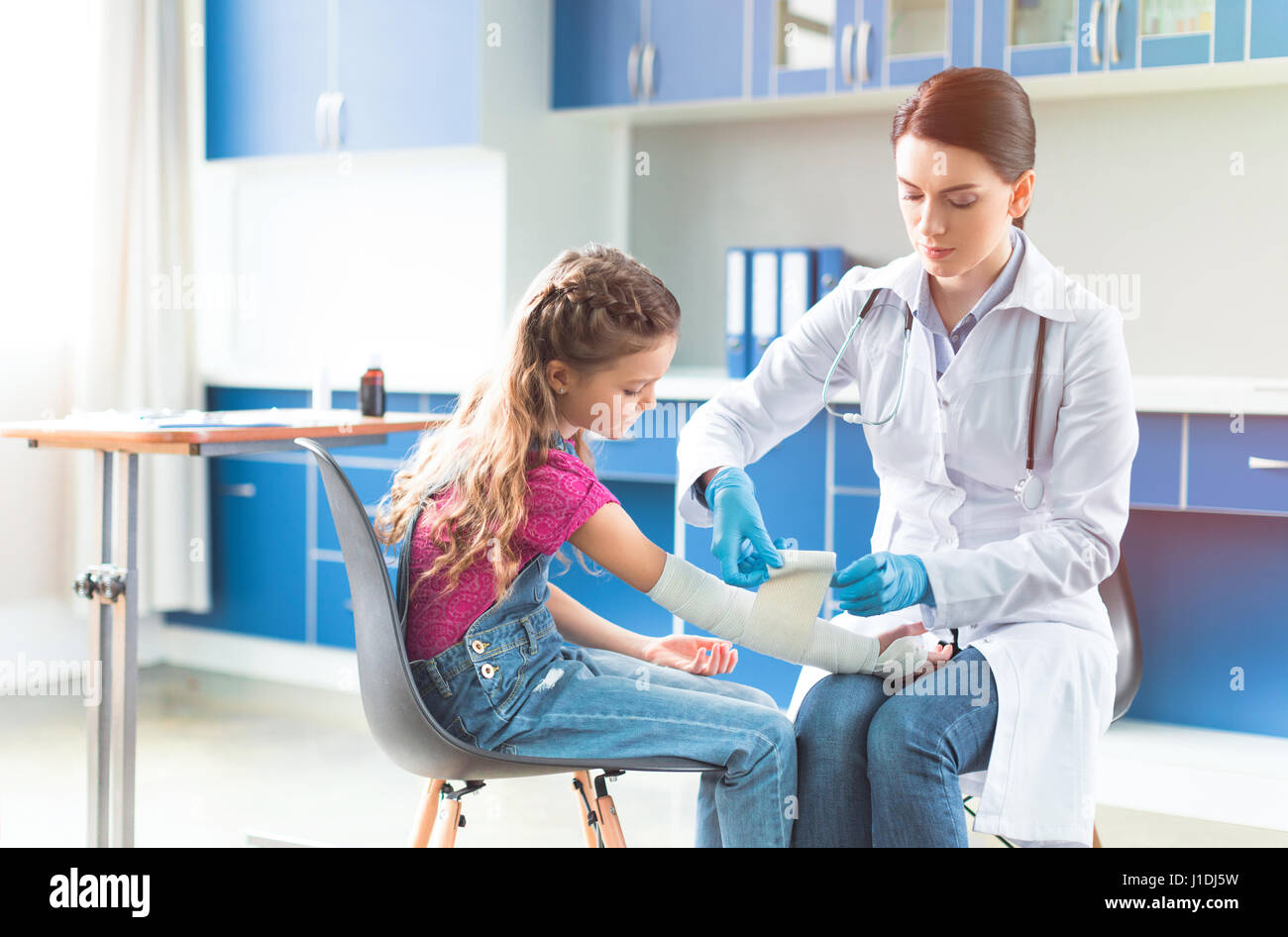 Child with injury hospital hi-res stock photography and images - Alamy
