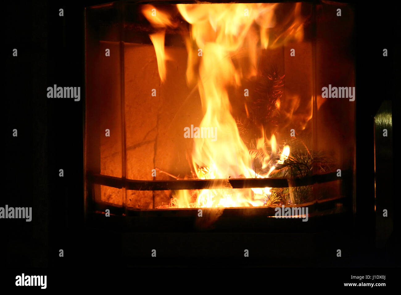 Tannenreisig verbrennt in Feuer im Schwedenofen Ofen Stock Photo