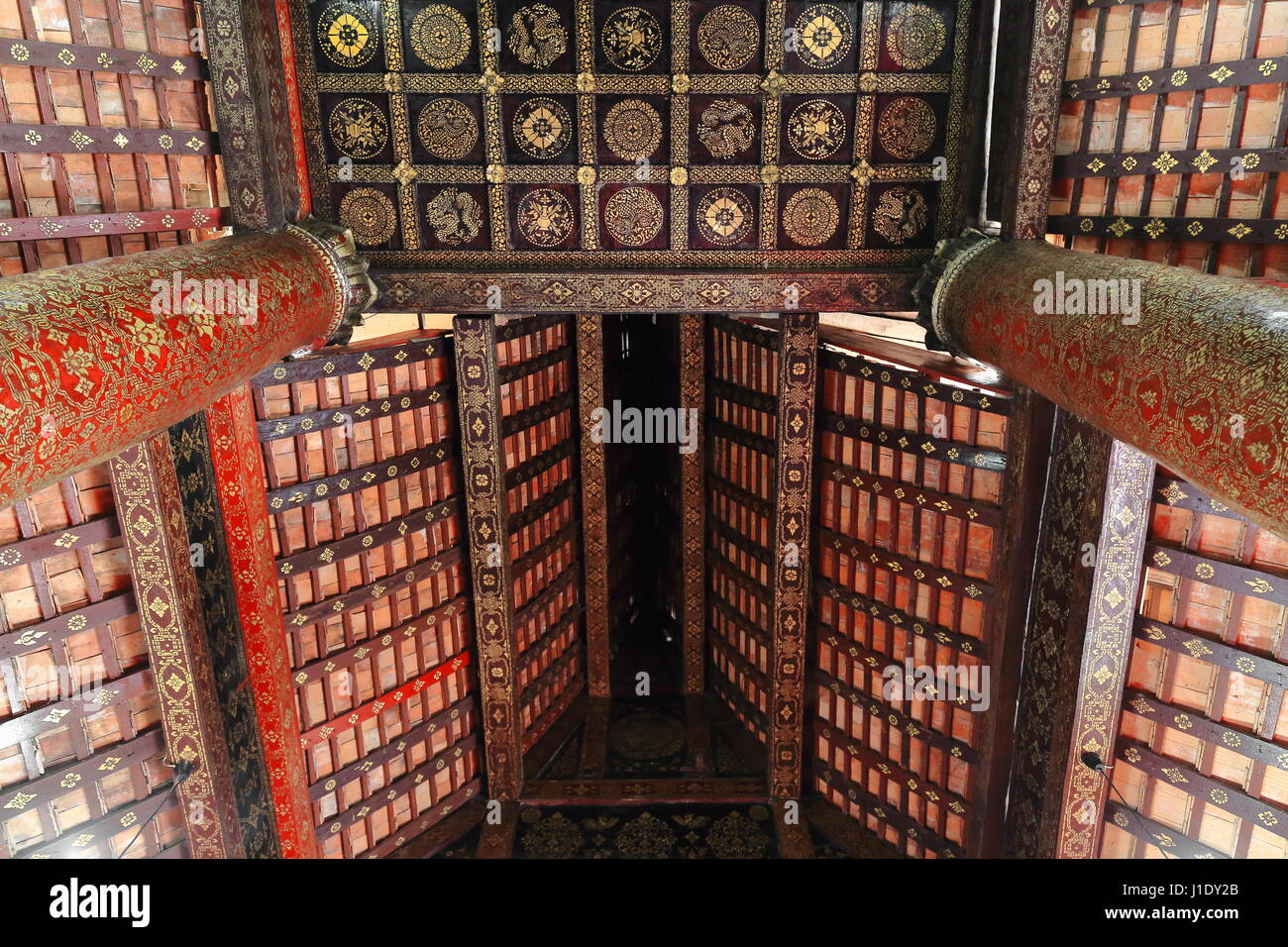 Red Black Lacquered Inner Walls Pillars Ceiling With Gold