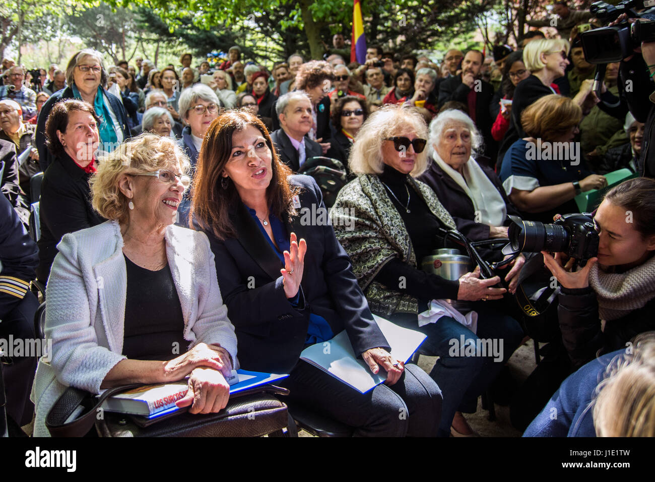 Madrid, Spain. 20th April, 2017. Mayor of Madrid Manuela Carmena (L) and Mayor of Paris Anne Hidalgo (M) during the commemoration of the Garden of the fighters of 'The Nine', the battalion of Spaniards that liberated Paris of Nazism, in Madrid, Spain. Credit: Marcos del Mazo /Alamy Live News Stock Photo