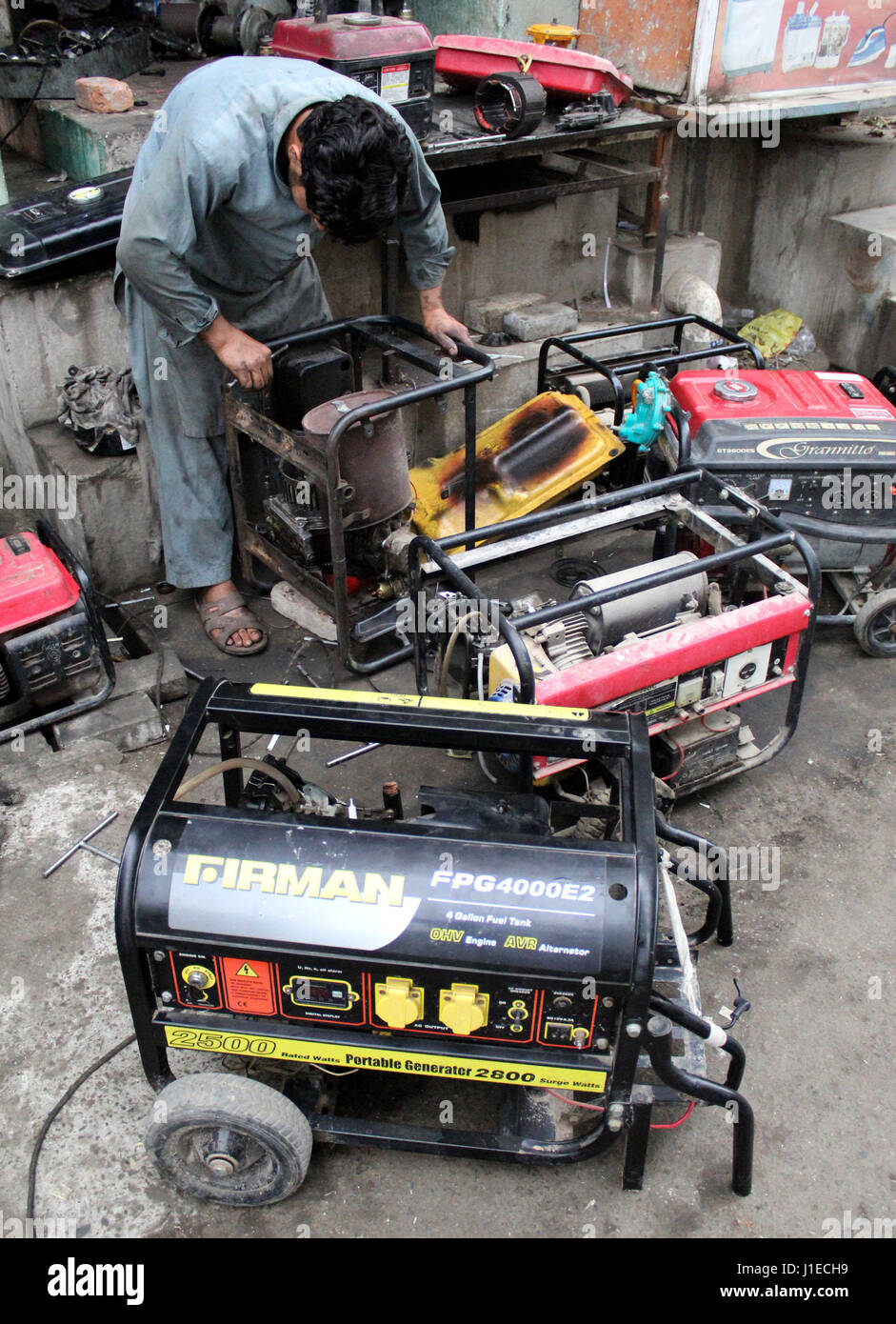 170421) -- PESHAWAR, April 21, 2017 (Xinhua) -- A man repairs an electric  generator at a workshop in northwest Pakistan's Peshawar, on April 21,  2017. (Xinhua/Muhammad Hadi) (dtf Stock Photo - Alamy