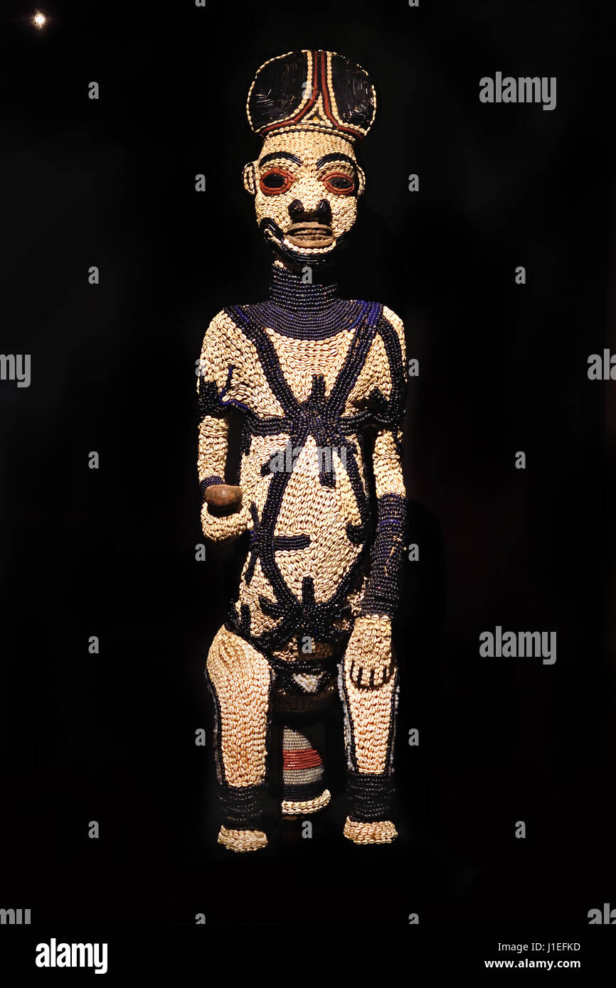African wood sculpture hi-res stock photography and images - Alamy