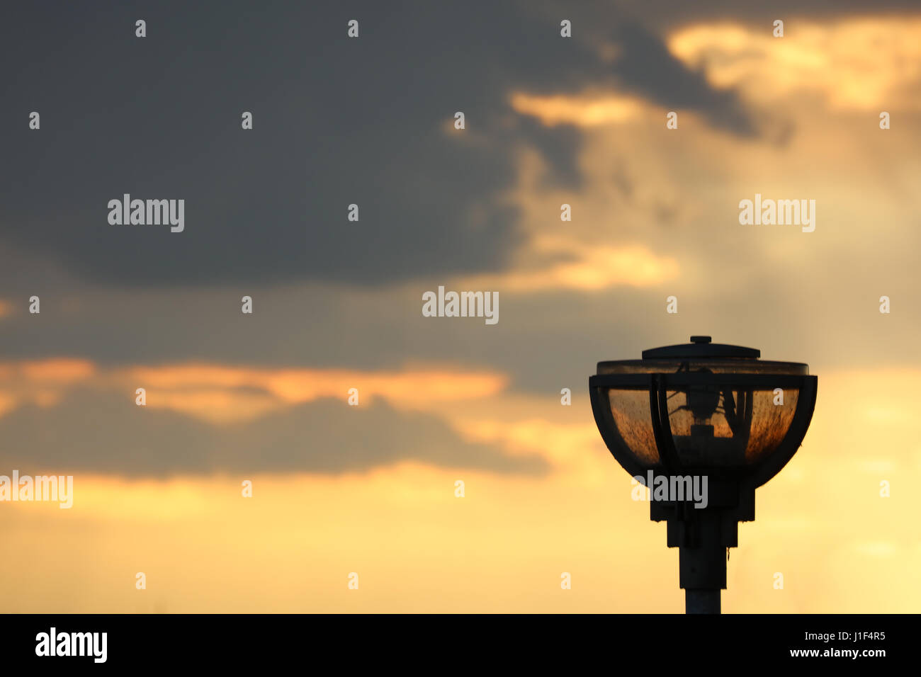 Straßenlaterne im Sonnenuntergang Stock Photo