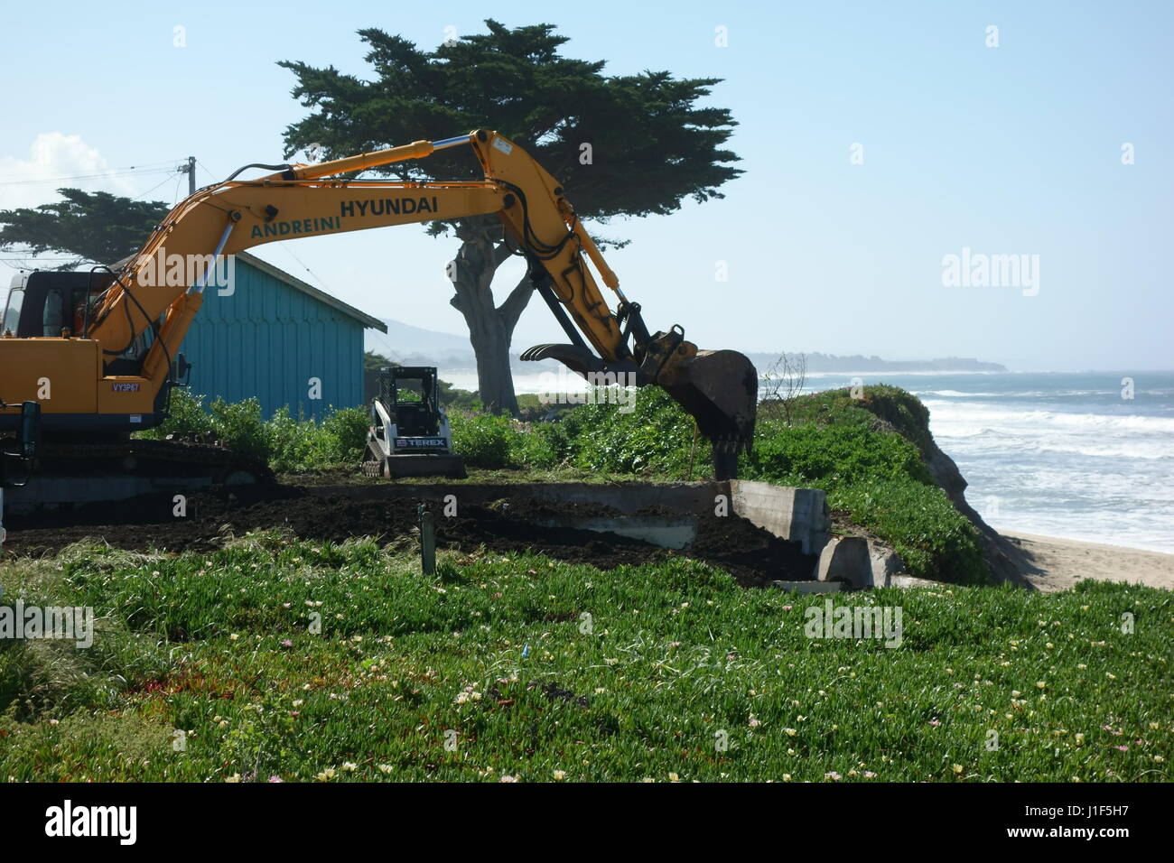 Machinery Demolishes California House on Eroding Ocean Cliff Stock Photo
