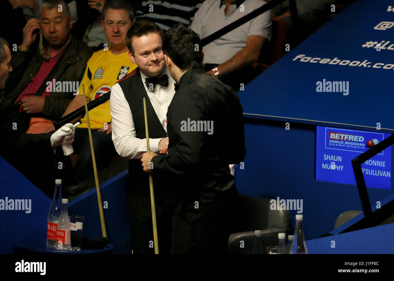 Shaun Murphy (left) and Ronnie O'Sullivan shake hands before their
