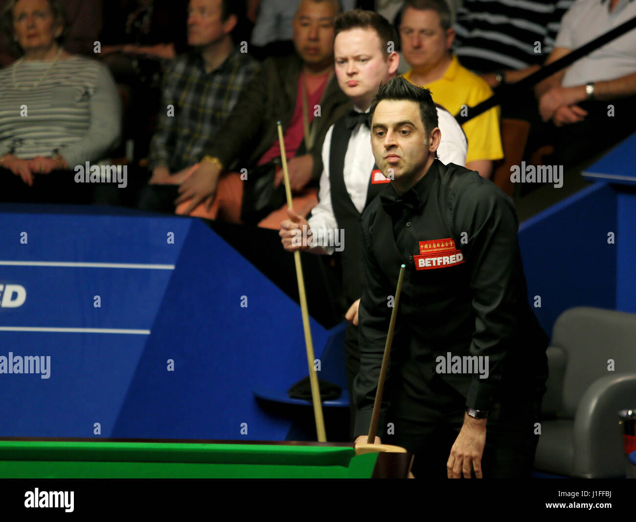 Shaun Murphy (left) and Ronnie O'Sullivan during day six of the Betfred