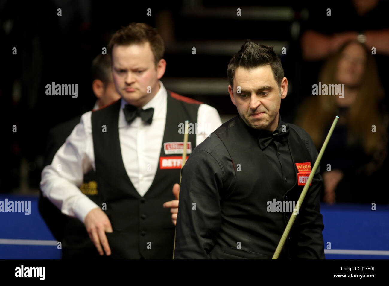Shaun Murphy (left) and Ronnie O'Sullivan during day six of the Betfred