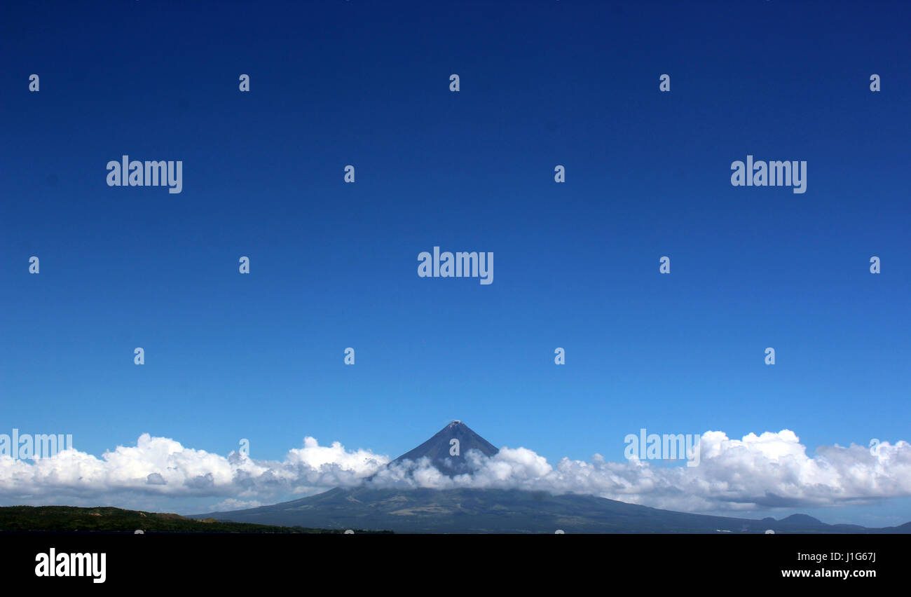 The majestic beauty of Mount Mayon Stock Photo