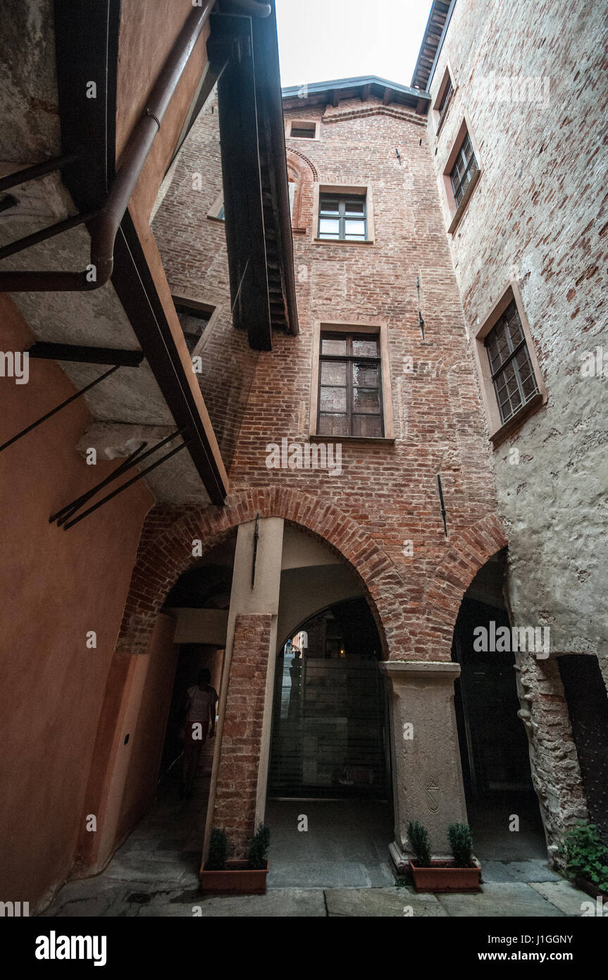 Medieval buildings in courtyard hi-res stock photography and images - Alamy