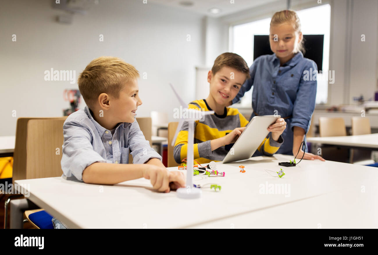 Constructing Wind Turbine Stock Photos & Constructing Wind Turbine ...