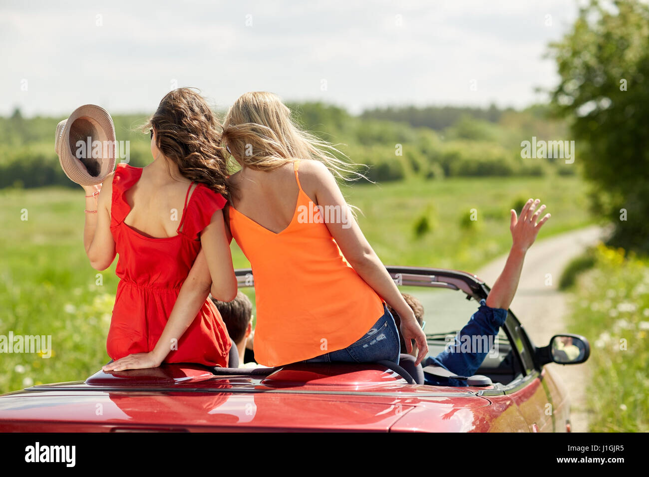 Девушка в путешествие на минивене. Девушка едет на машине. Car trip. Девушка с короткой стрижкой в кабриолете. Женщина за рулем.