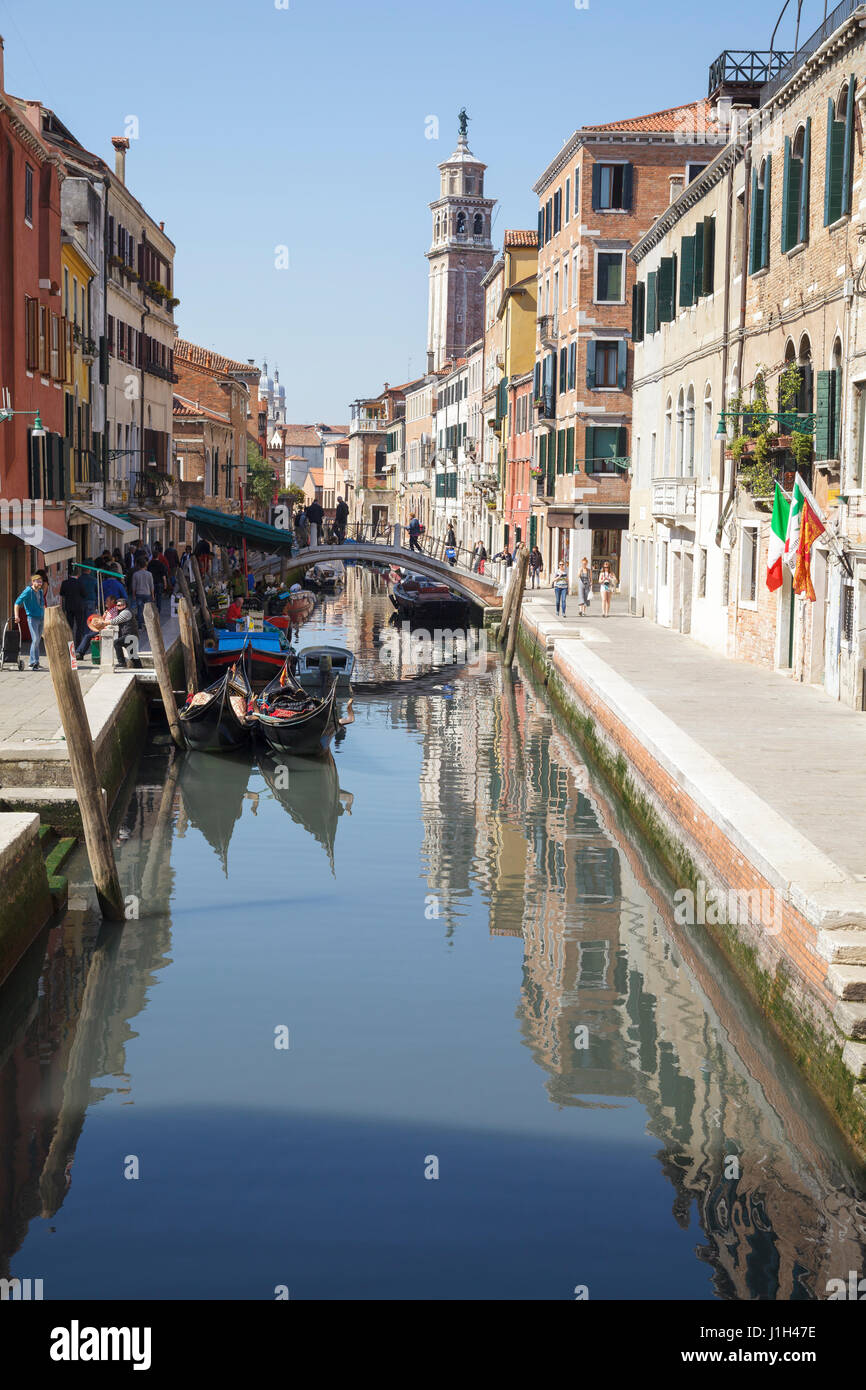Rio di San Barnaba / Fondamenta Alberti / Fondamenta Gherardini, Dorsoduro, Venice, Veneto, Italy Stock Photo