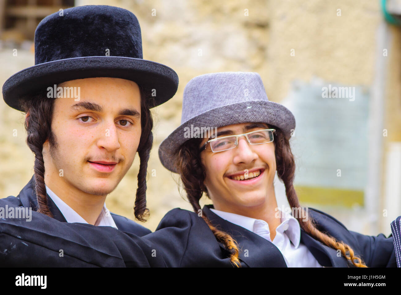 JERUSALEM, ISRAEL - MARCH 13, 2017: Ultra-orthodox Jewish men, some in  costumes, as part of a celebration of the Jewish Holyday Purim, in the Mea  Shea Stock Photo - Alamy