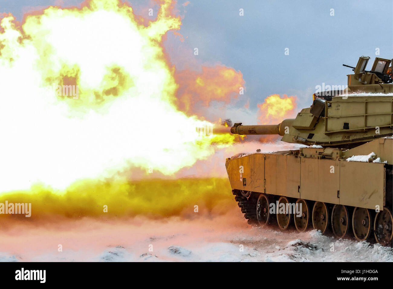 Soldiers fire a live round from an M1A2 battle tank Stock Photo