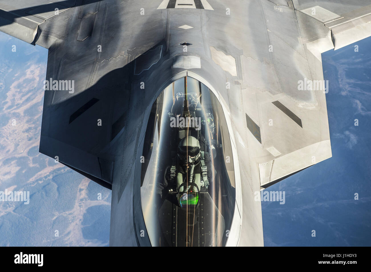 An Air Force F-22 Raptor receives fuel Stock Photo
