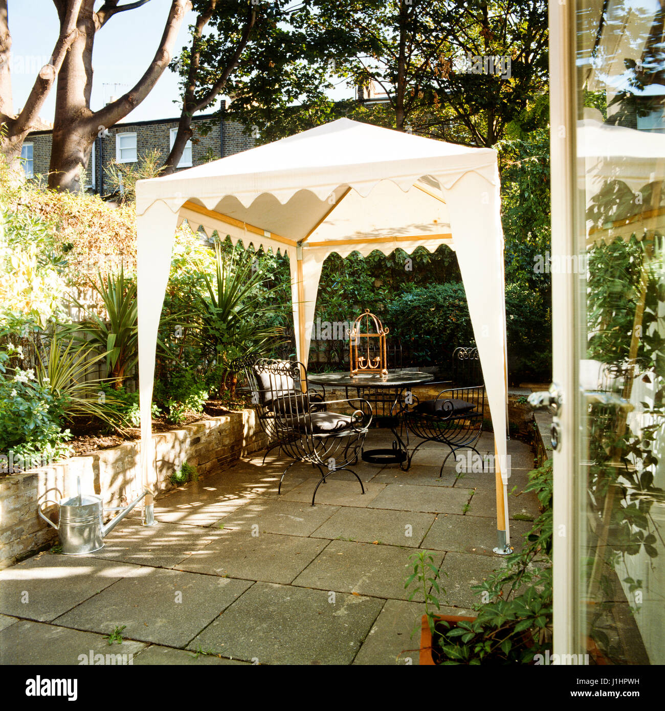 Concrete gazebo hi-res stock photography and images - Alamy