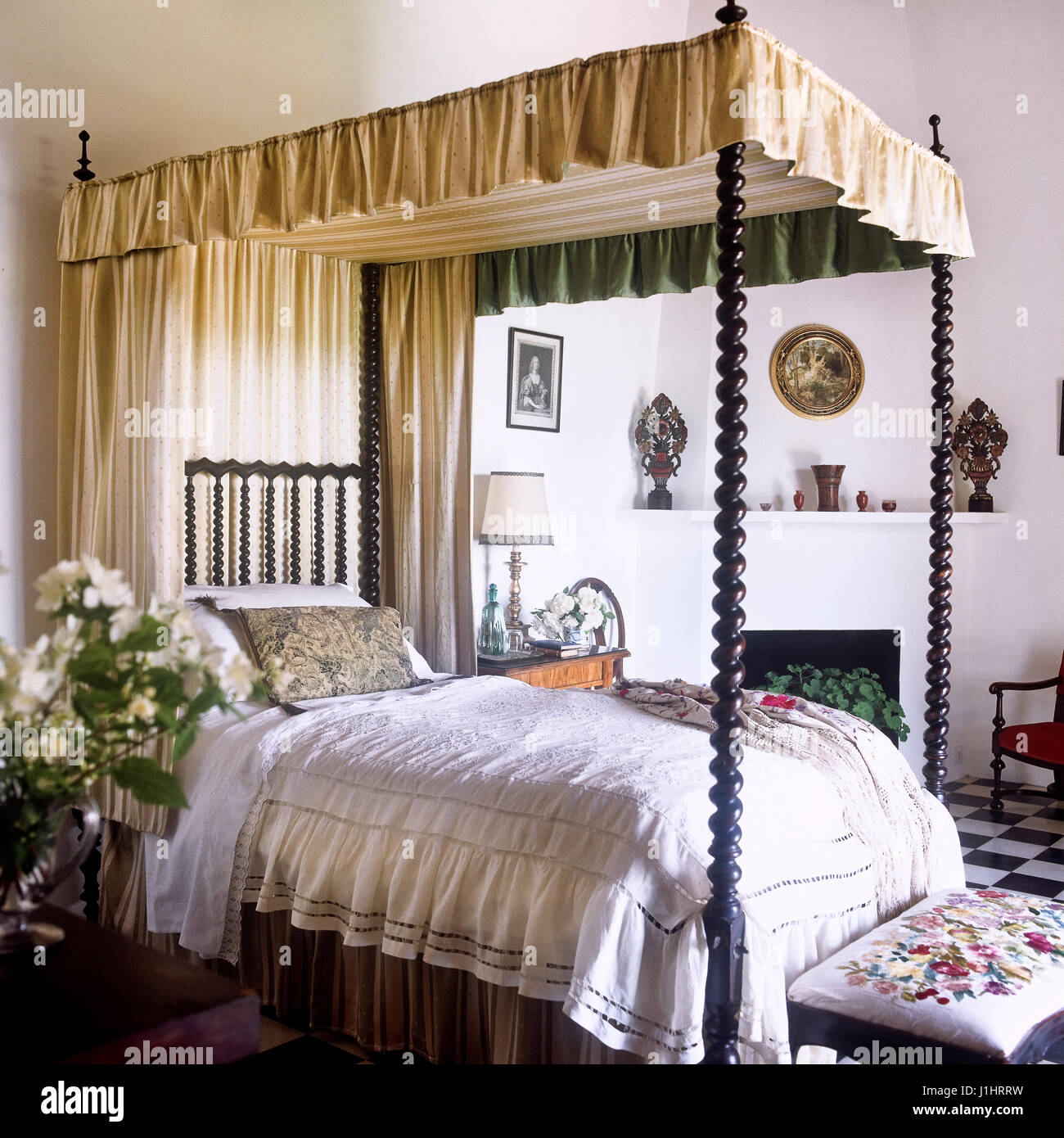 Valance bed hires stock photography and images Alamy