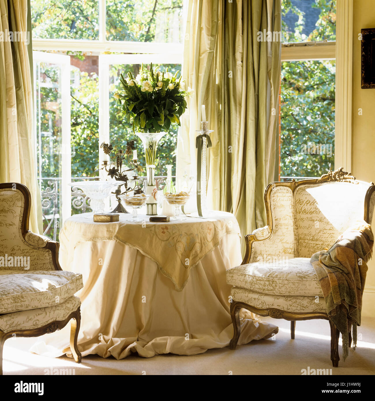 Lavishly furnished victorian style sitting room Stock Photo Alamy