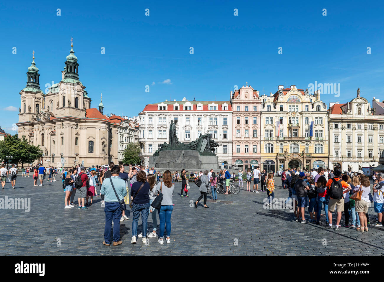 The Old Town Square (Staroměstské náměstí), with Jan Hus statue in centre and St Nicholas' Church to the left, Staré Město, Prague, Czech Repub Stock Photo