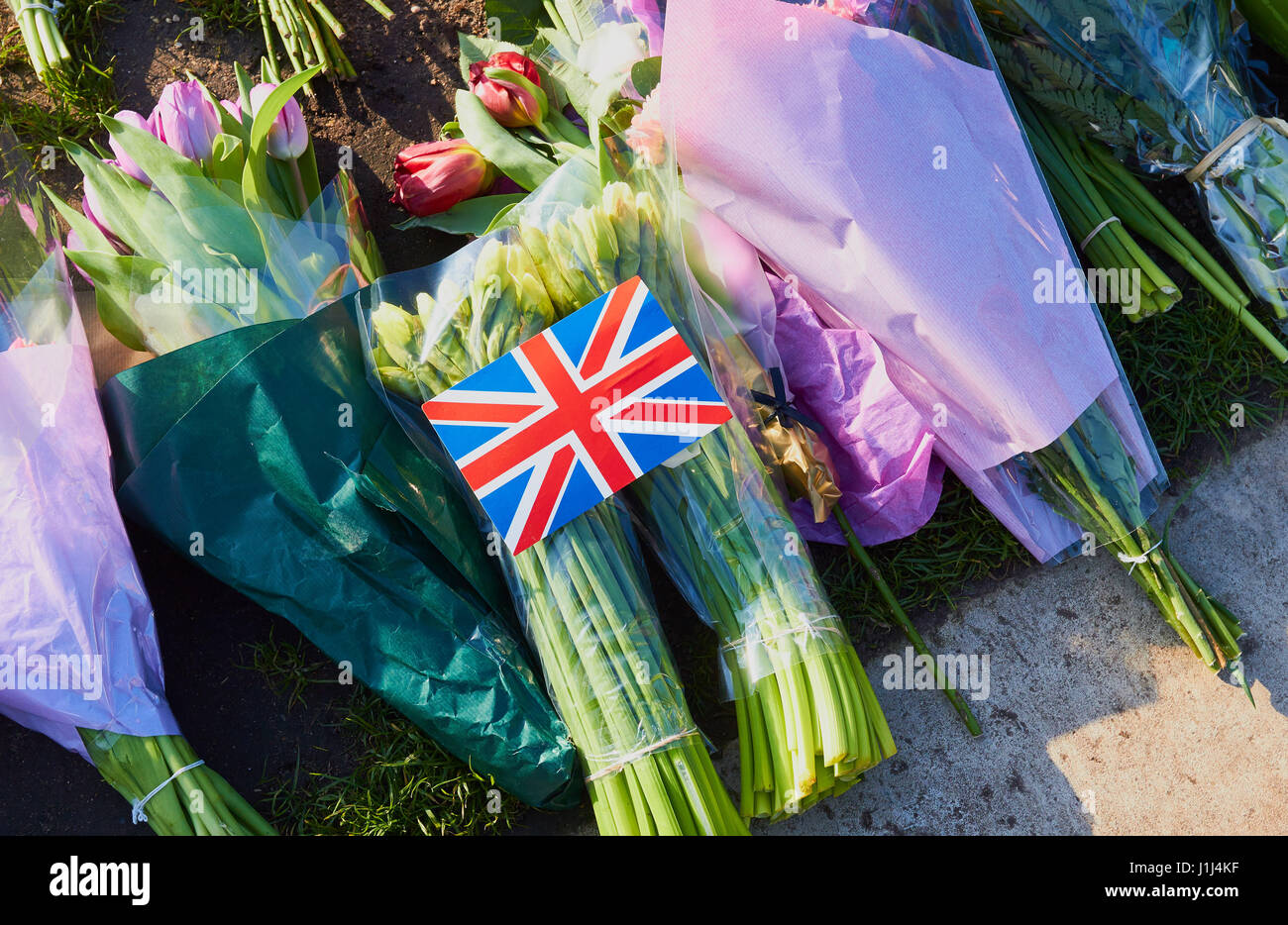 Flowers and a Union Jack for the victims of the Westminster terrorist attack, Parliament Square, London, England Stock Photo