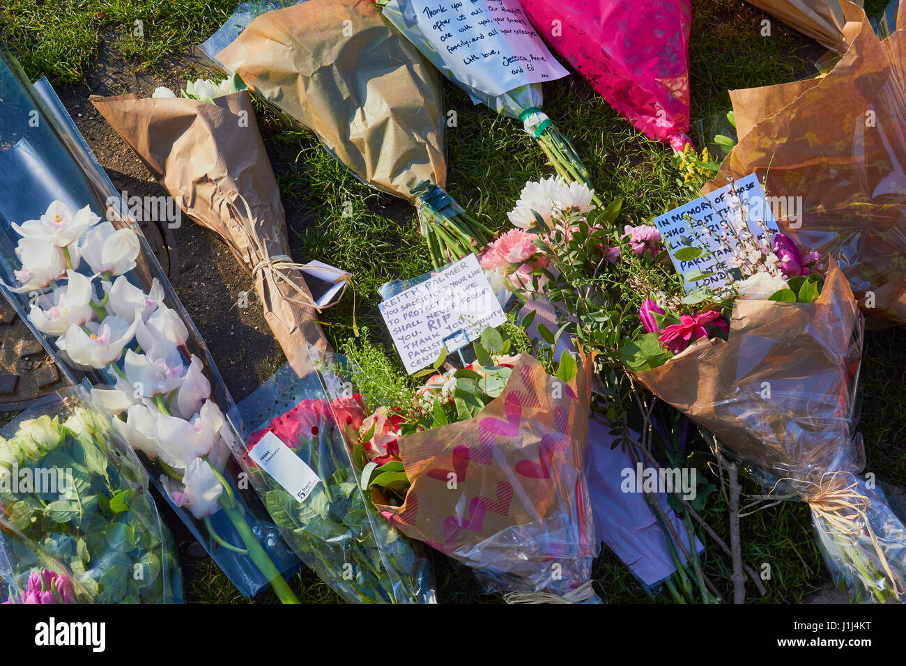 Flowers and messages for the victims of the Westminster terrorist attack, Parliament Square, London, England Stock Photo