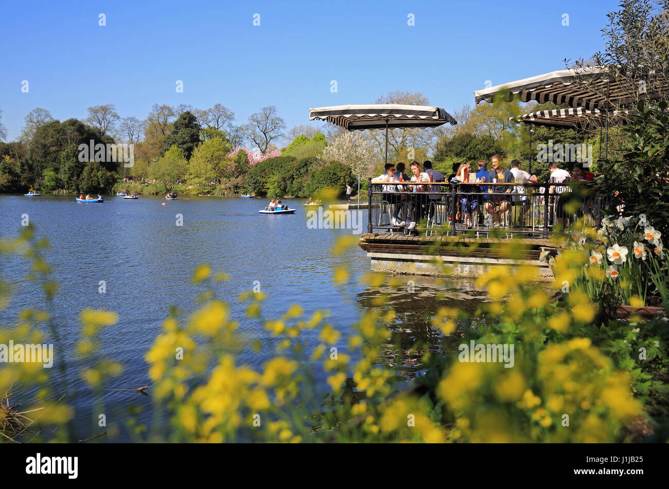 Lakeside Pavilion Cafe, at Crown Gate East, by the west lake, in Victoria Park, London E3 Stock Photo
