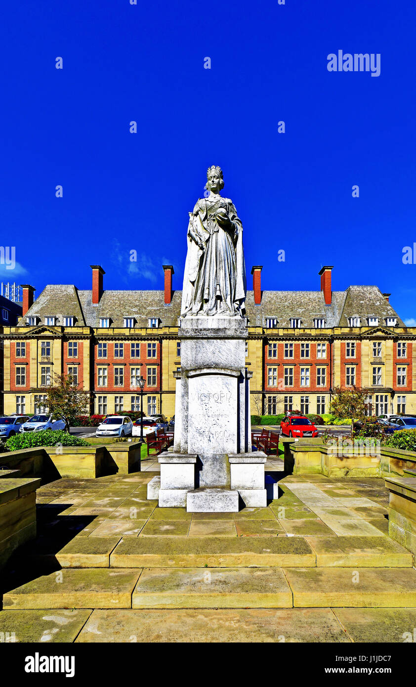 RVI Hospital Newcastle upon Tyne with statue of young Queen Victoria Stock Photo