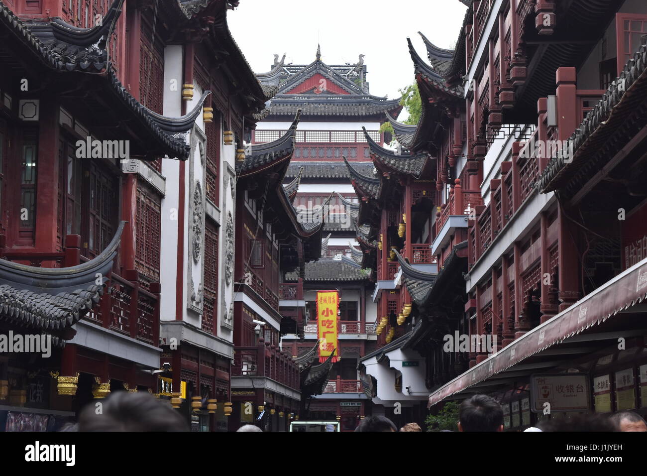 Shanghai traditional Yu garden market alley and wooden facades - China Stock Photo