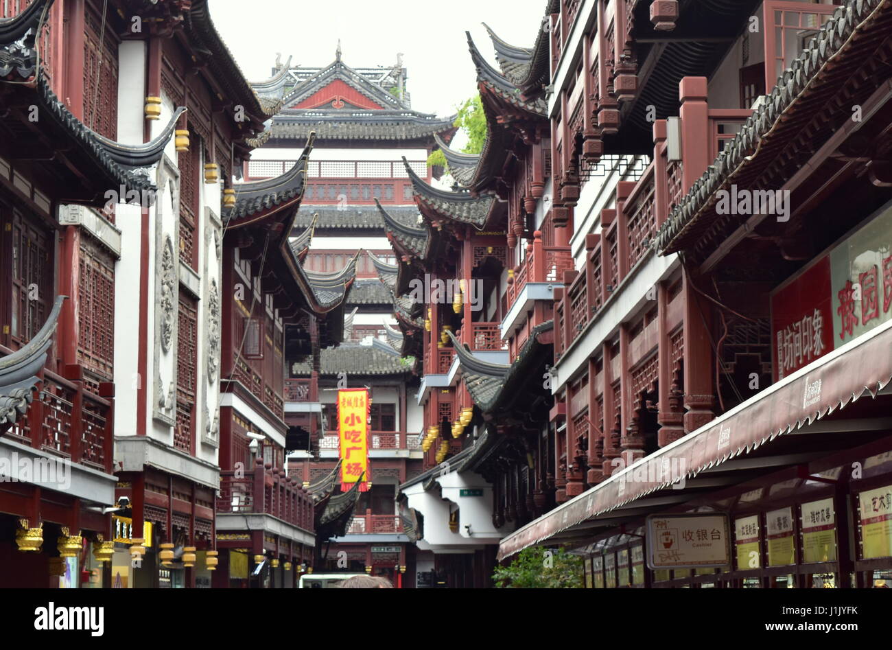 Shanghai traditional Yu garden market alley and wooden facades - China Stock Photo