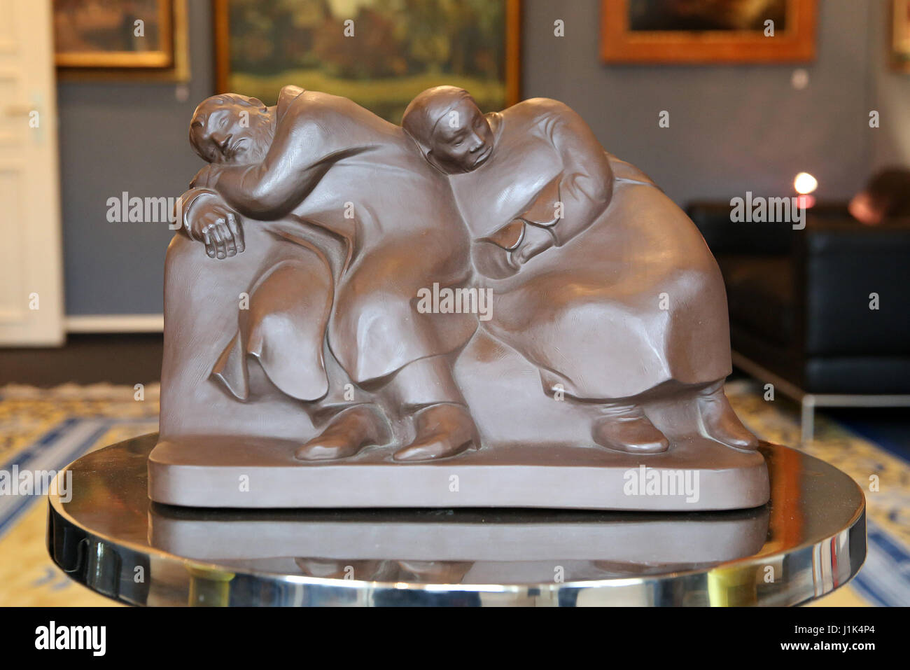 Hamburg, Germany. 21st Apr, 2017. The sculpture 'Schlafende Vagabunden' (lt. sleeping farmer pair) by the artist Ernst Barlach at the Stahl auction house in Hamburg, Germany, 21 April 2017. The heir of Helmuth Schmidt, his partner Ruth Loah, has given the paintings of the former chancellor up to be auctioned. Photo: Bodo Marks/dpa/Alamy Live News Stock Photo