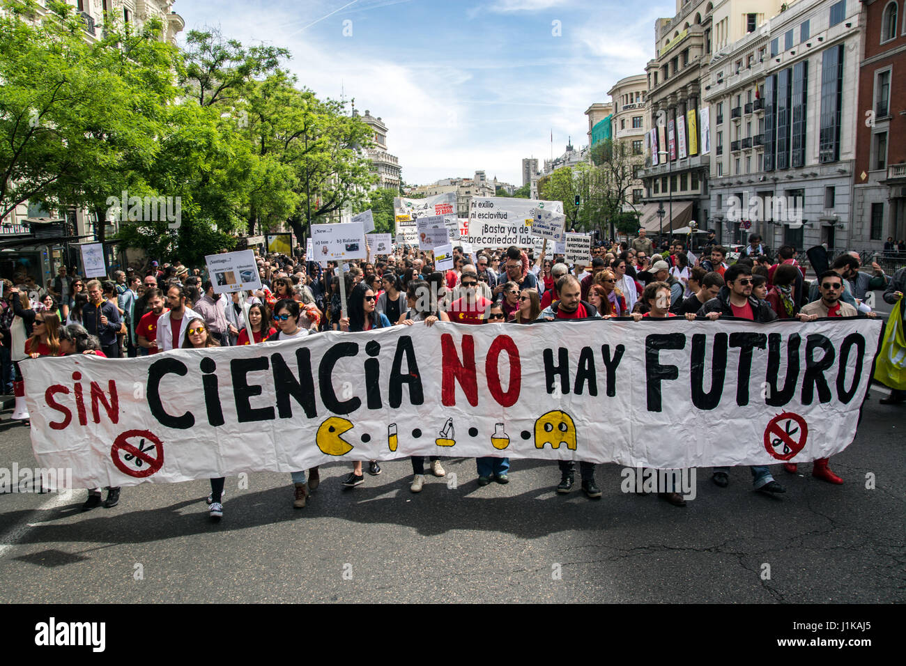 Madrid, Spain. 22nd April, 2017. A banner that reads 'No future without science' where researchers and scientist protest against budget cuts in science during the March for Science in Madrid, Spain. Credit: Marcos del Mazo/Alamy Live News Stock Photo