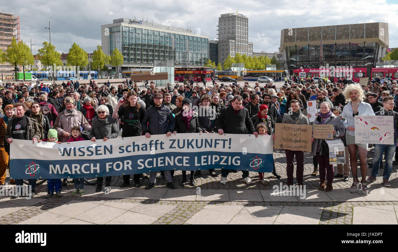 Leipzig, Germany. 22nd Apr, 2017. Participants hold up a banner reading 'Knowledge shapes the future! March for science Leipzig' at the 'March for Science' in Leipzig, Germany, 22 April 2017. Researchers, teachers and students are taking to the streets globally in order to demonstrate for fact based politics and academia. Photo: Peter Endig/dpa-Zentralbild/dpa/Alamy Live News Stock Photo