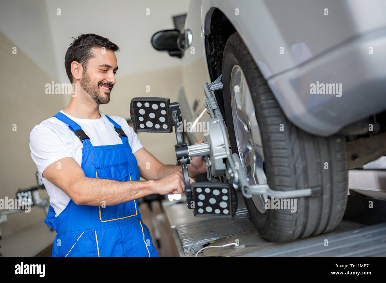 Wheel alignment hires stock photography and images Alamy