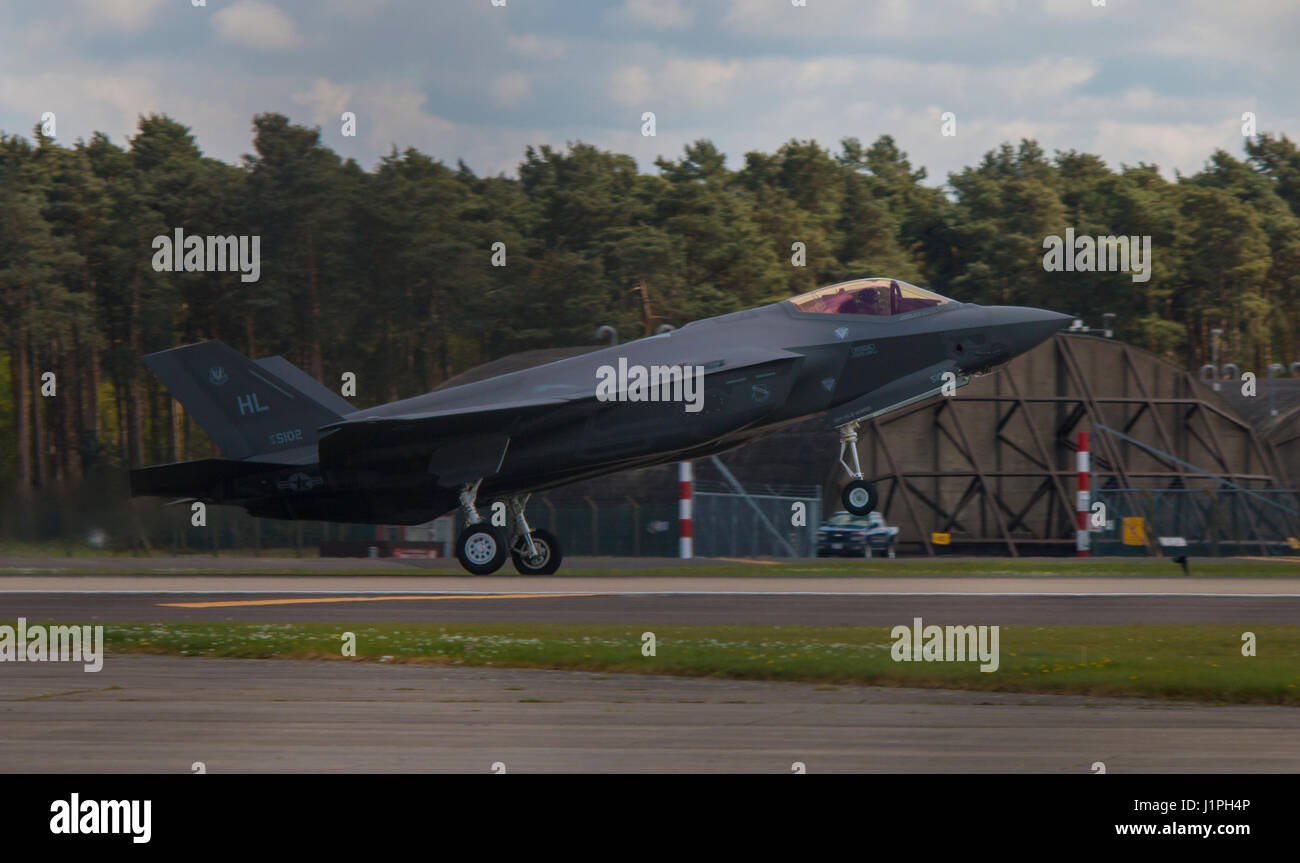 F35 landing at Lakenheath Stock Photo Alamy