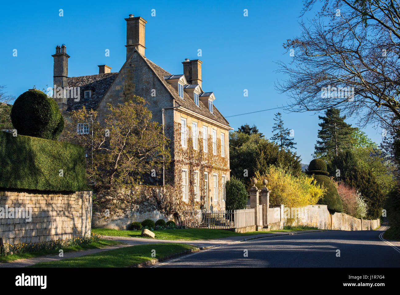 Cotswold stone house in the early spring evening sunlight. Broadway, Cotswolds, Worcestershire, England Stock Photo