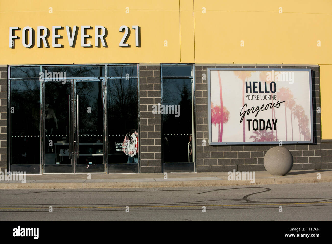 Forever 21 New York editorial image. Image of brand - 210613630