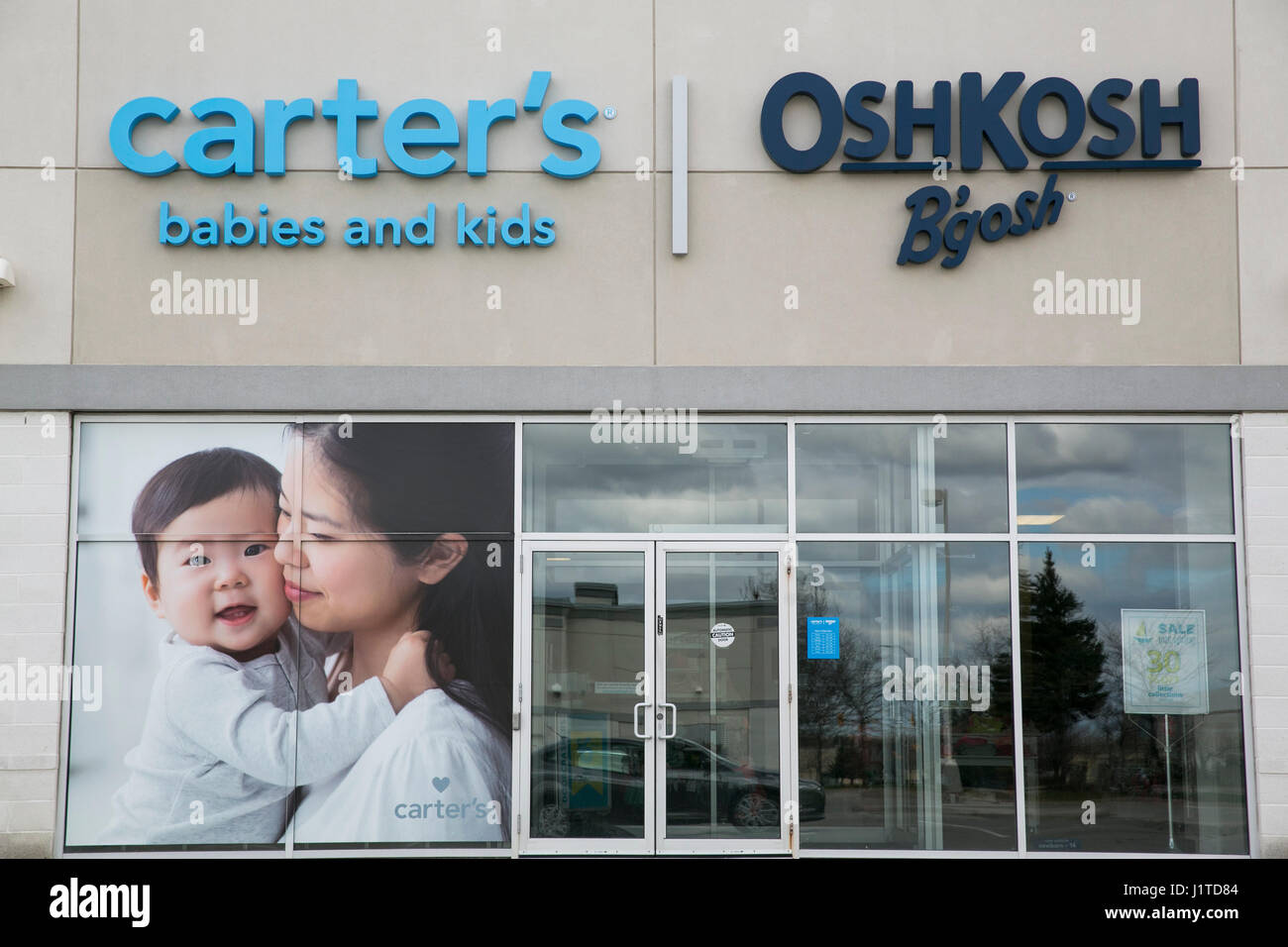 A logo sign outside of a Carter's, Inc., and OshKosh B'Gosh retail store in  Mississauga, Ontario, Canada, on April 16, 2017 Stock Photo - Alamy