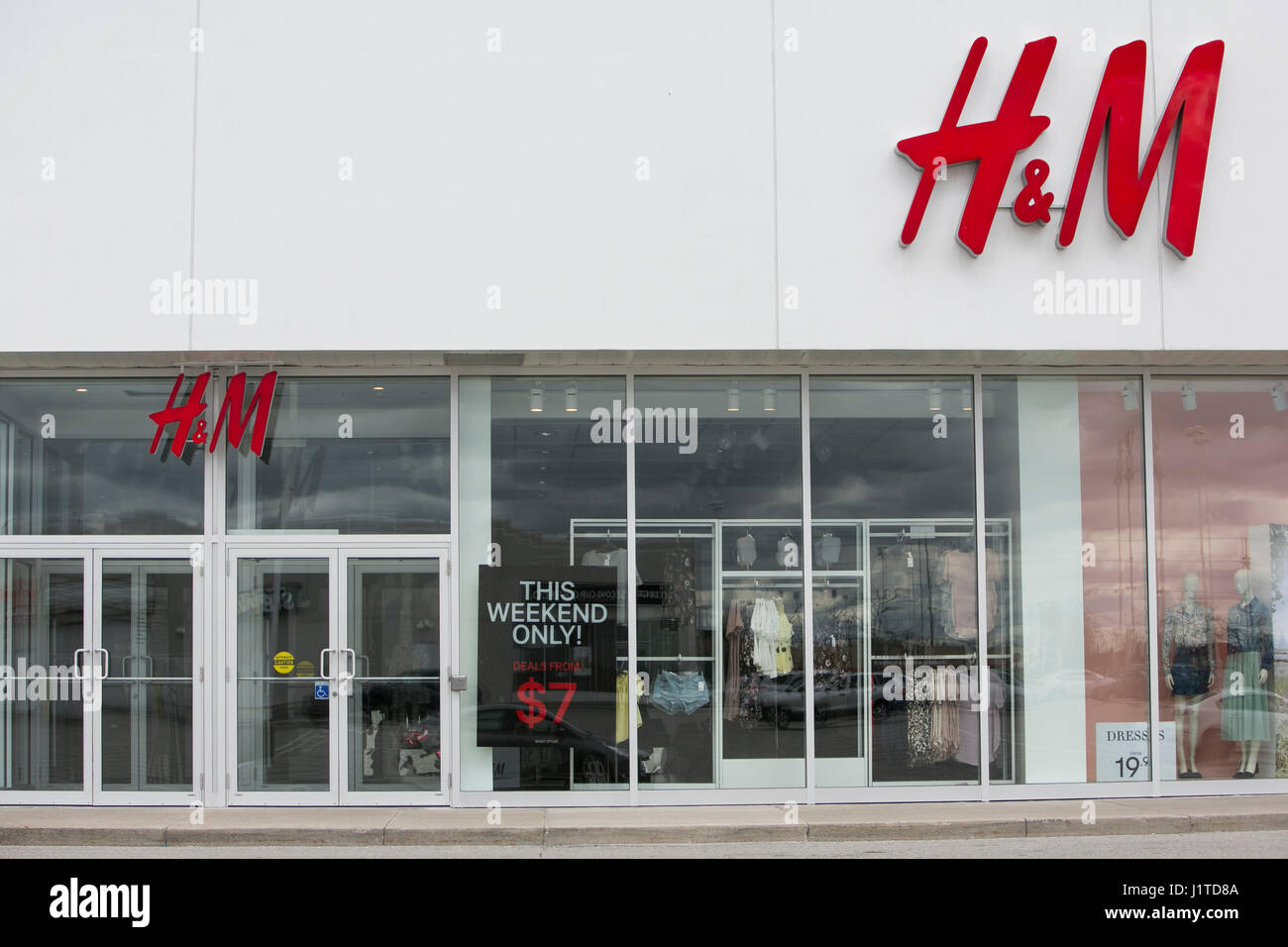A logo sign outside of a Hennes & Mauritz (H & M) retail store in  Mississauga, Ontario, Canada, on April 16, 2017 Stock Photo - Alamy