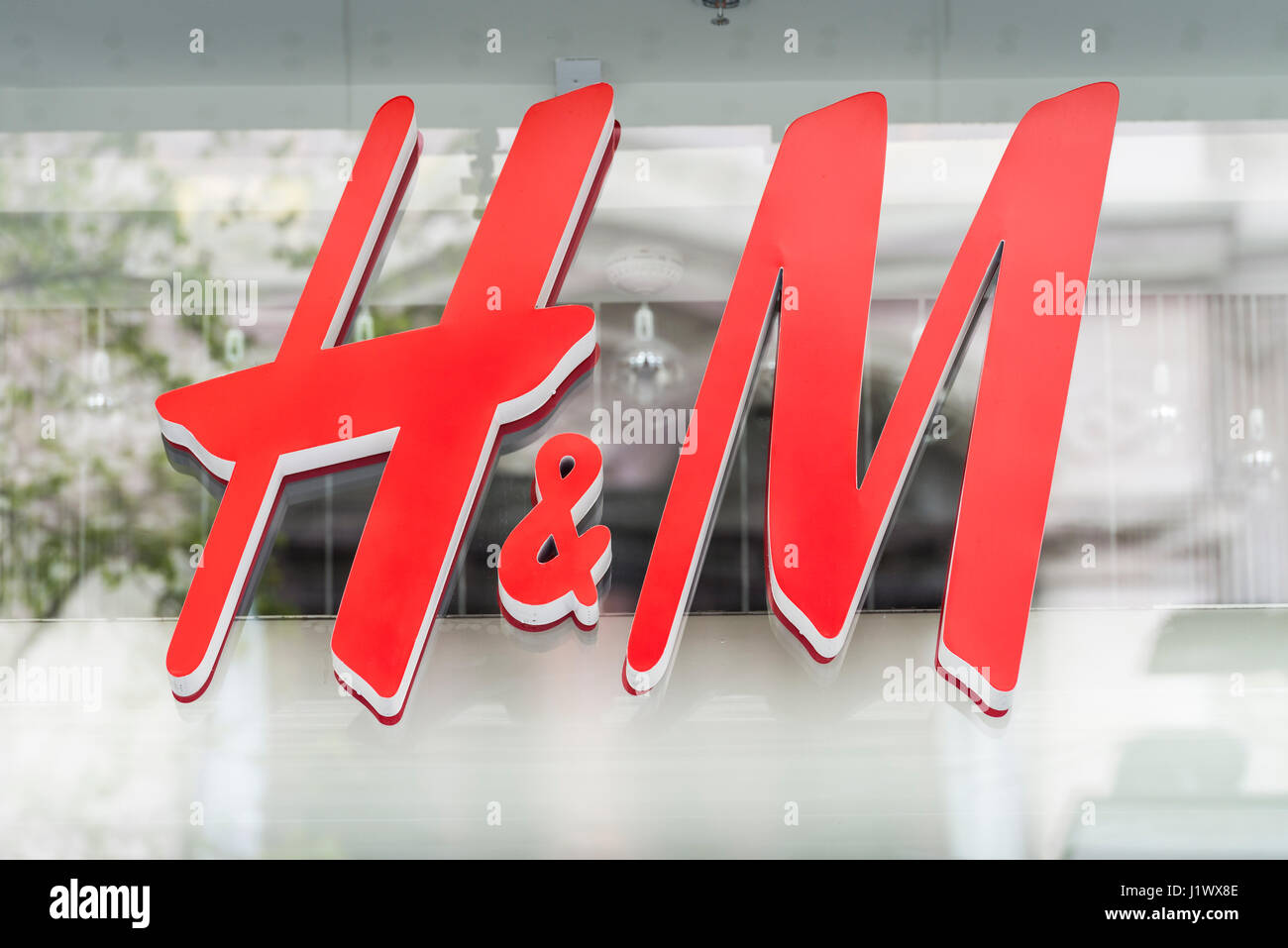 H&m logo hi-res stock photography and images - Alamy