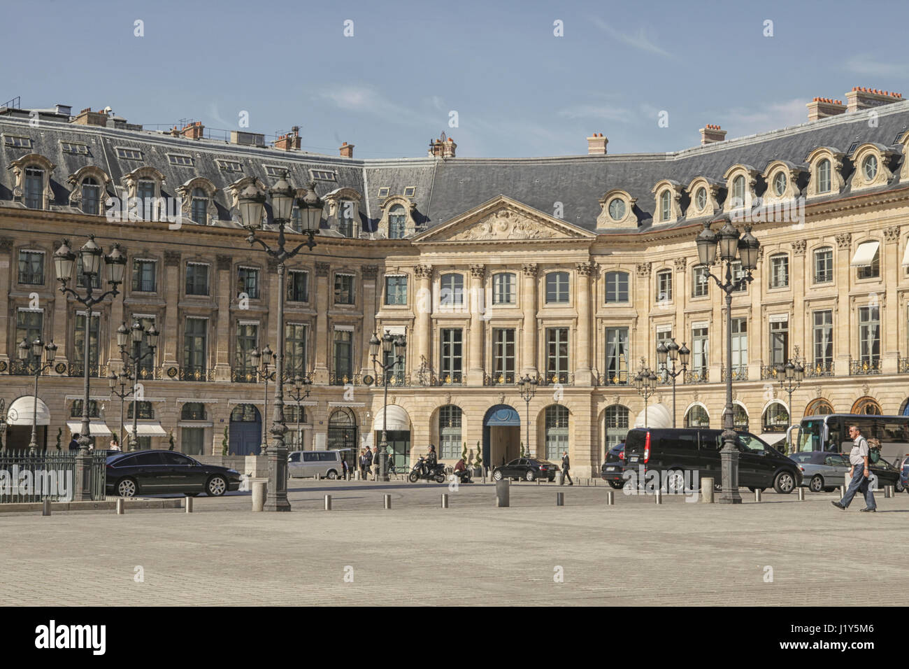 File:Place Vendôme - Hôtel Ritz (Paris).jpg - Wikimedia Commons