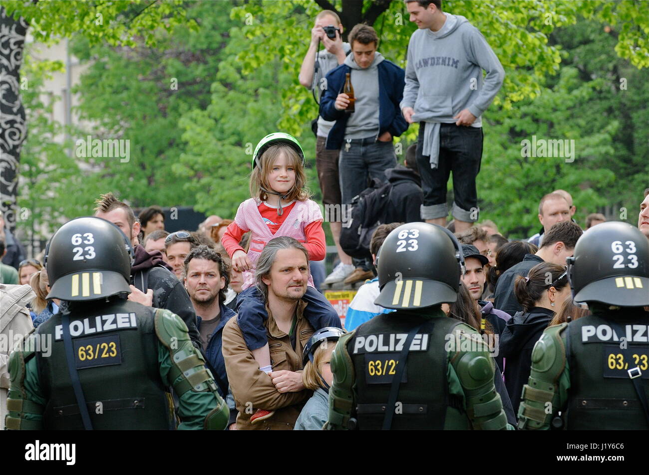 Thousands of left wing militants protest May Day neo-nazi march, in Berlin-Prenzlauerberg Stock Photo