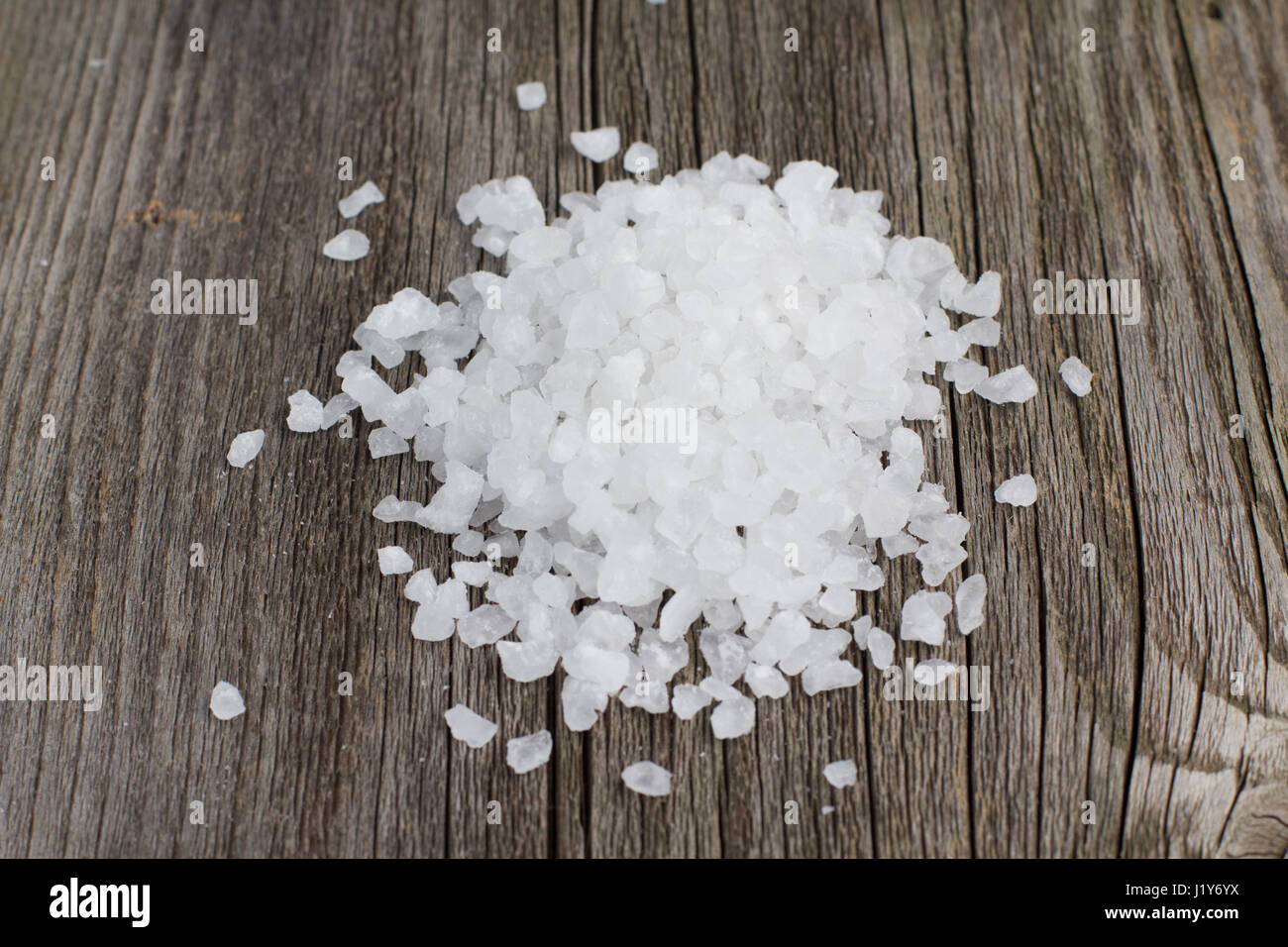 A scattering of sea salt on a wooden background Stock Photo - Alamy