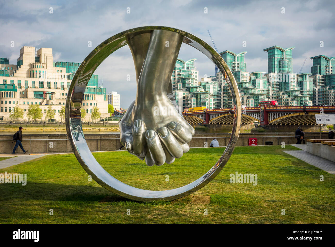 Lorenzo Quinn sculpture "Love, Aluminium" Riverside Walk Gardens