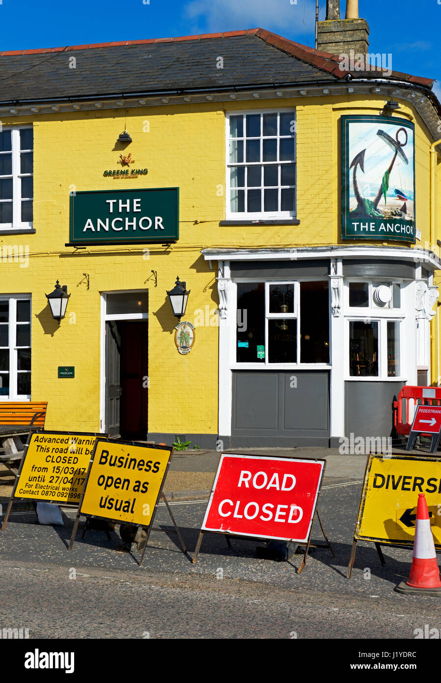 Road closed signs and the Anchor pub, Woodbridge, Suffolk, England UK Stock Photo
